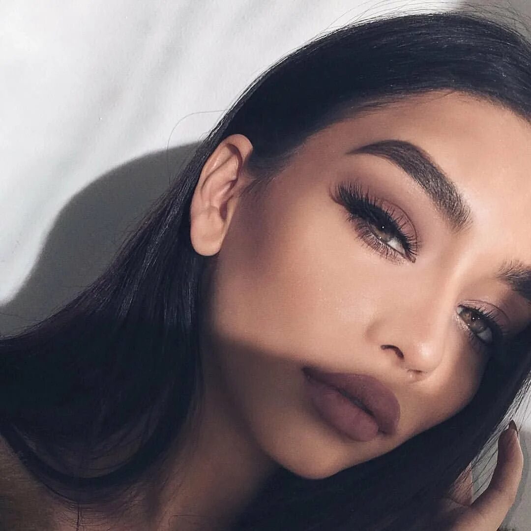 Свадебный макияж со стрелками. Нюдовый макияж для карих глаз. Макияж для карих глаз. Вечерний макияж со стрелками для карих глаз. Макияж стрелки на глазах.