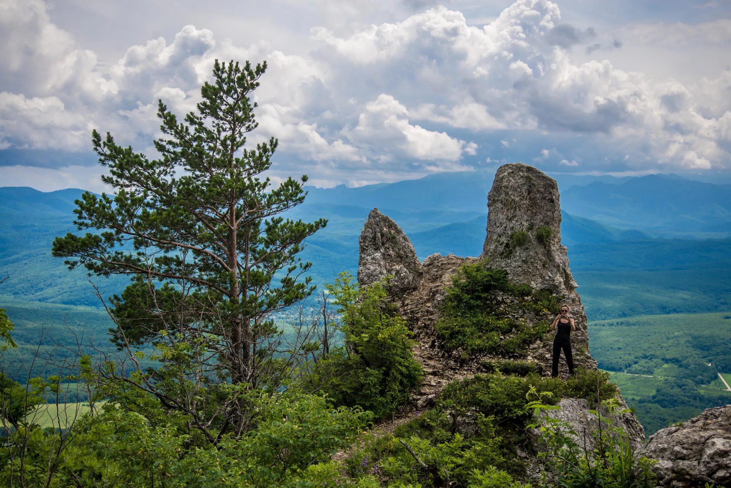 Красноярск краснодарского края. Даховская скала чертов палец. Скала чертов палец Адыгея. Чёртов палец Краснодарский край гора. Хребет уна-коз в Адыгее.