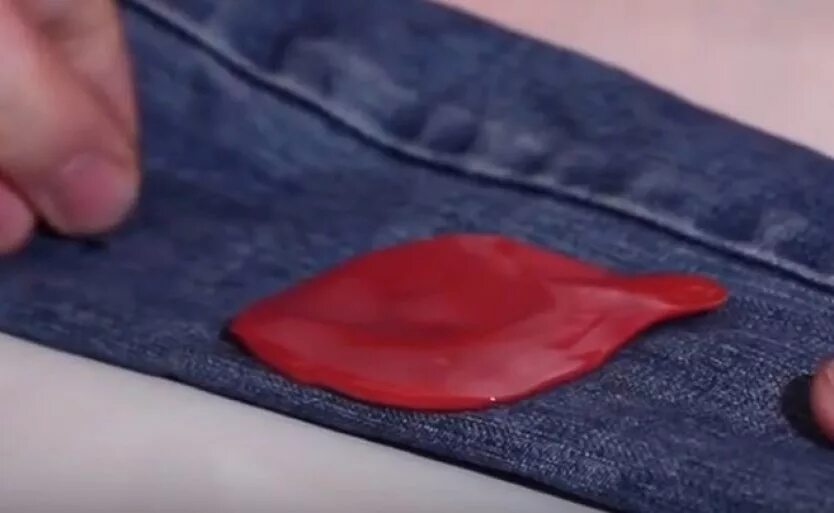 Как отмыть от пластилина. Пятно от жевательной резинки. Пластилин отстирывается от одежды. Жевательная резинка на ковре. Краска для одежды.