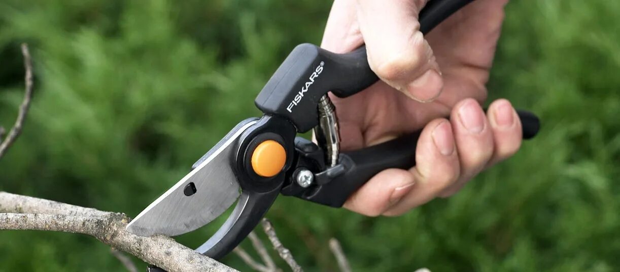 Профессиональный садовый секатор fiskars 1001530 (111960). Сучкорез садовый Фискарс. Секатор плоскостной\ fiskars. Секатор садовый фирма Фискарс.