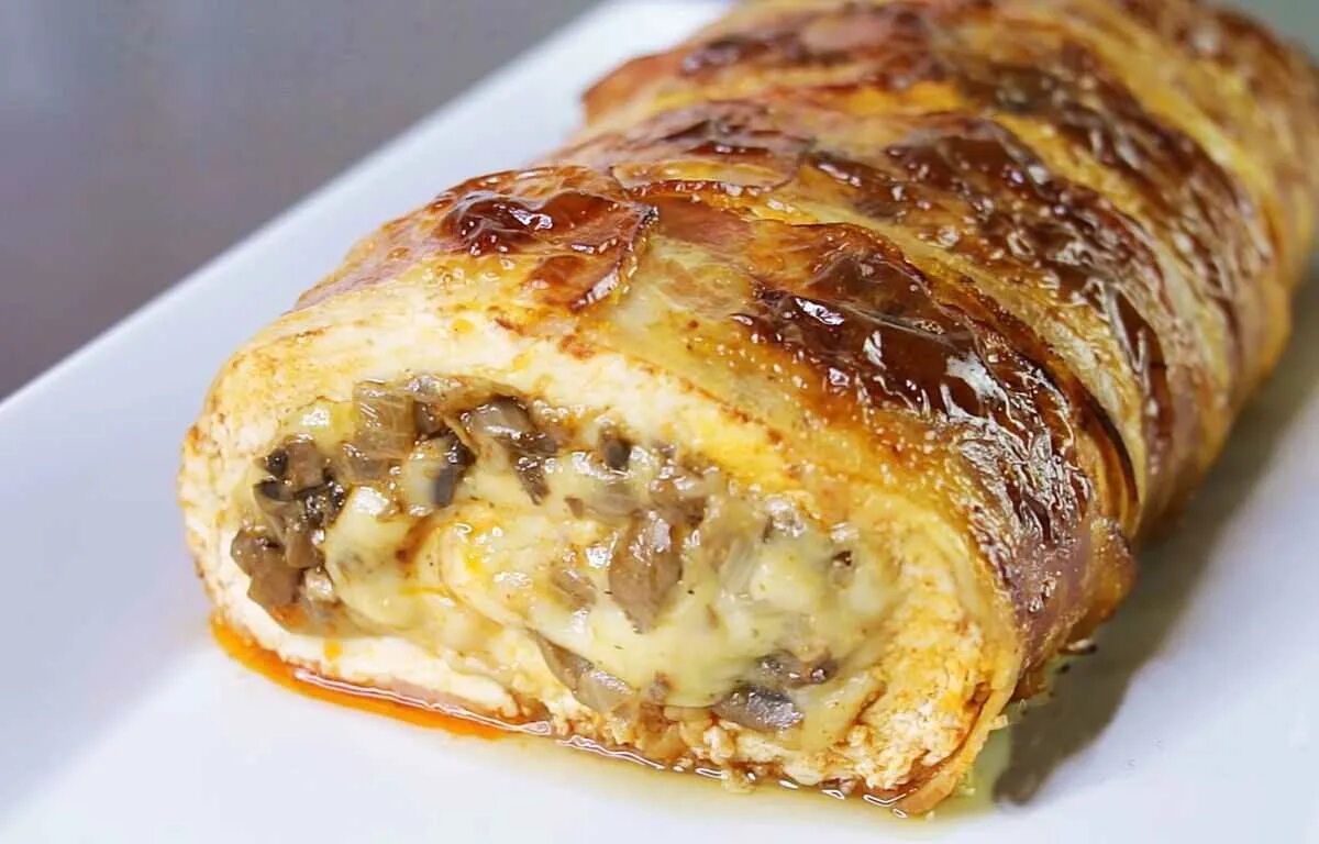 Рецепты курицы в духовке с начинкой. Рулет из куриной грудки в духовке. рулет из куриной грудки с начинкой в духовке. рулет с куриной грудки в духовке в фольге. рулет из куриной грудки с начинкой в духовке в фольге.