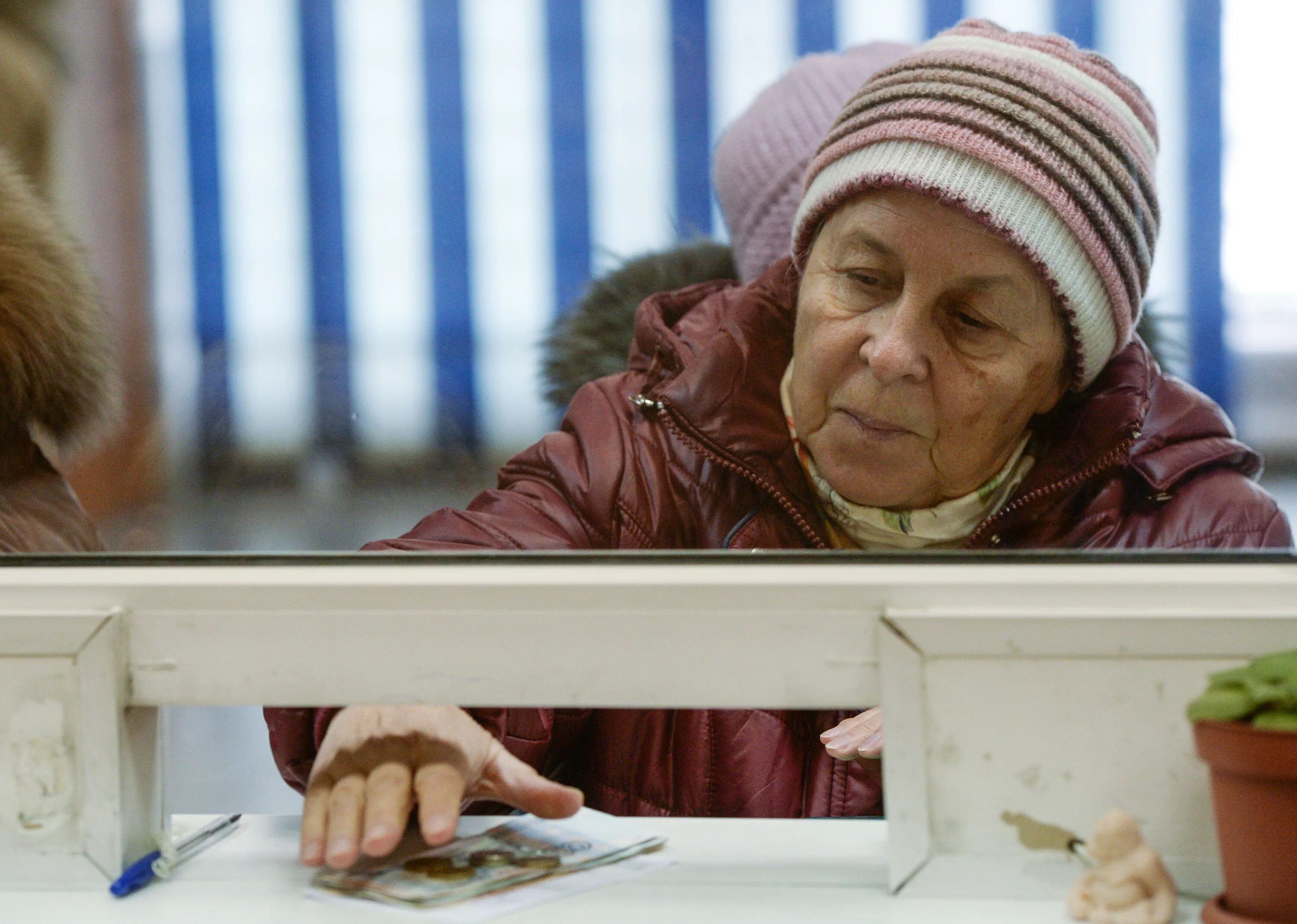 Повышение пенсии людям. Пенсионеры пенсия. Российские пенсионеры. Пенсионерка получает пенсию. Пенсионер с деньгами.