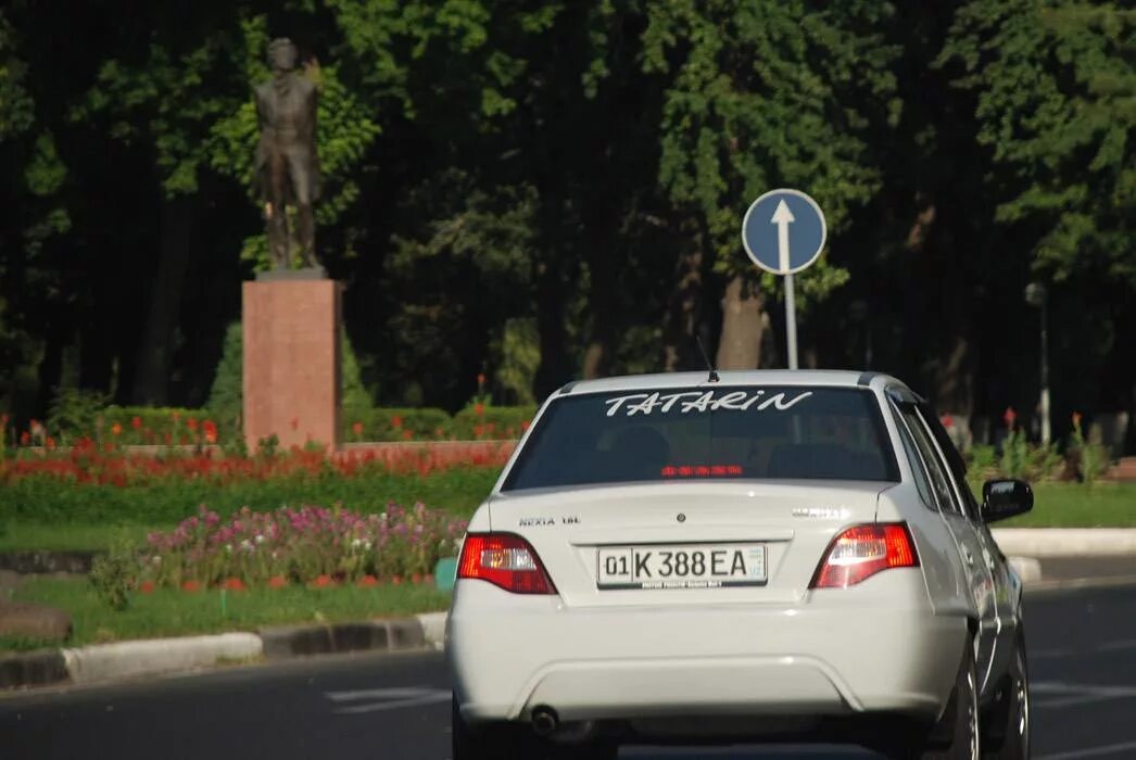 Татарские надписи на авто. Татарин автомобиль. Наклейка татарин на машину. Татарин надпись на машине.