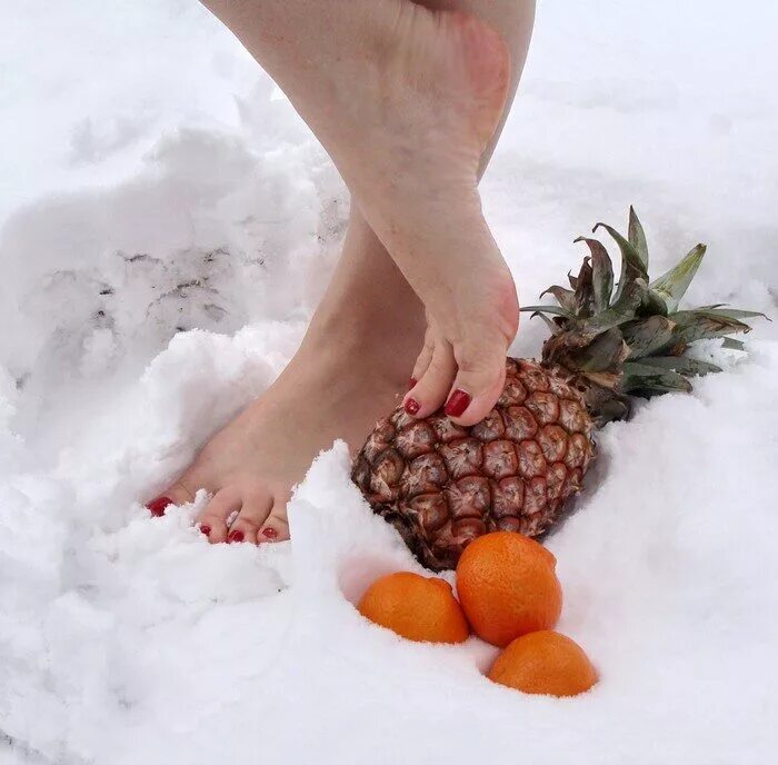 фотосессия в новогоднем стиле. новогодняя фотосессия в студии. новый год босиком. босиком на кровати. новогодние девушки.