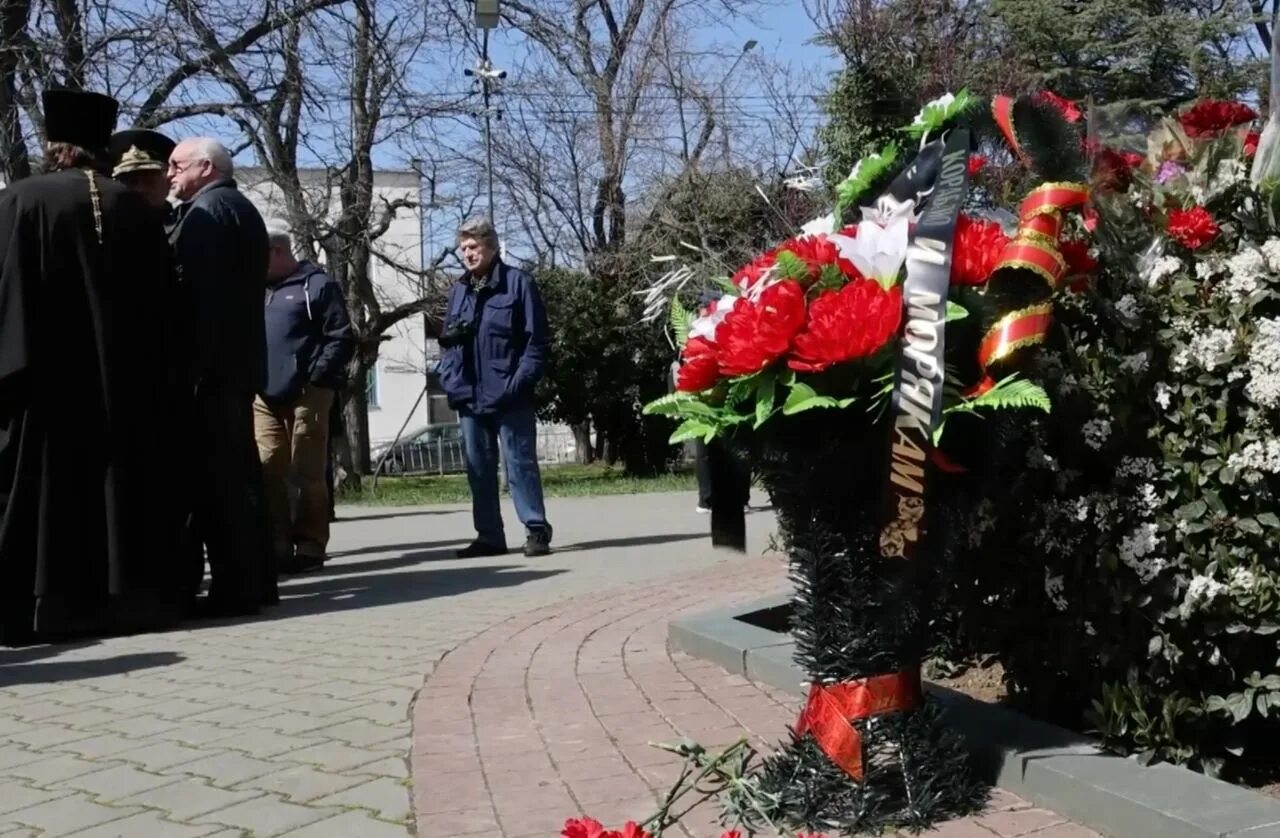 Прощание что означает. Прощание с крейсером Москва в Севастополе. Прощание с крейсером Москва. Прощание с кораблем. Прощание с моряком.