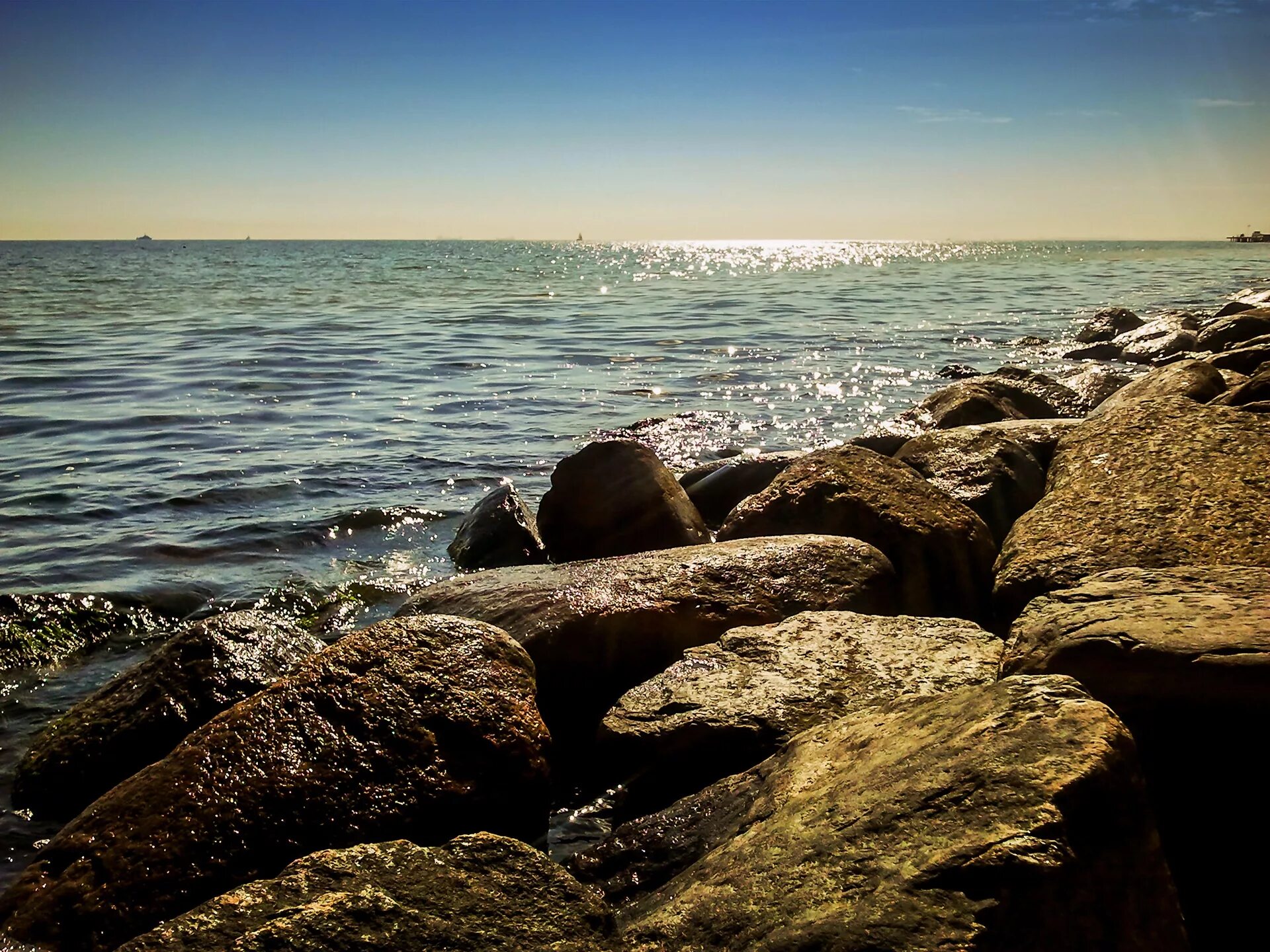 Первозданное море. Море камни. Берег моря с камнями. Камни на берегу. Валуны на берегу моря.