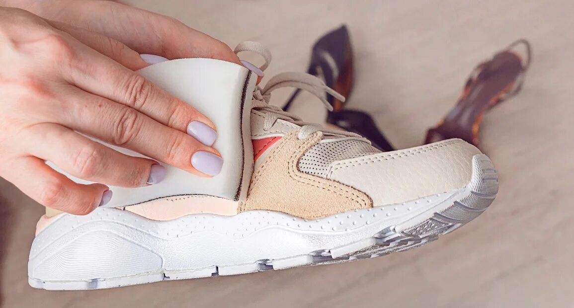 Паста для отмывания подошв. Как отбелить желтую подошву на кроссовках. How to clean muddy running shoes. My shoes. Мужчина чистит обувь щеткой.