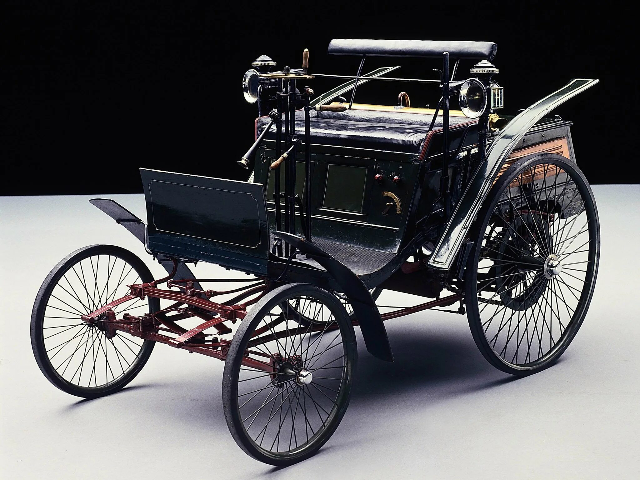 Автомобиля v 1. Benz velo 1894. “Benz velo” 1894 года с клаксоном. Первый Мерседес Бенц 1886.