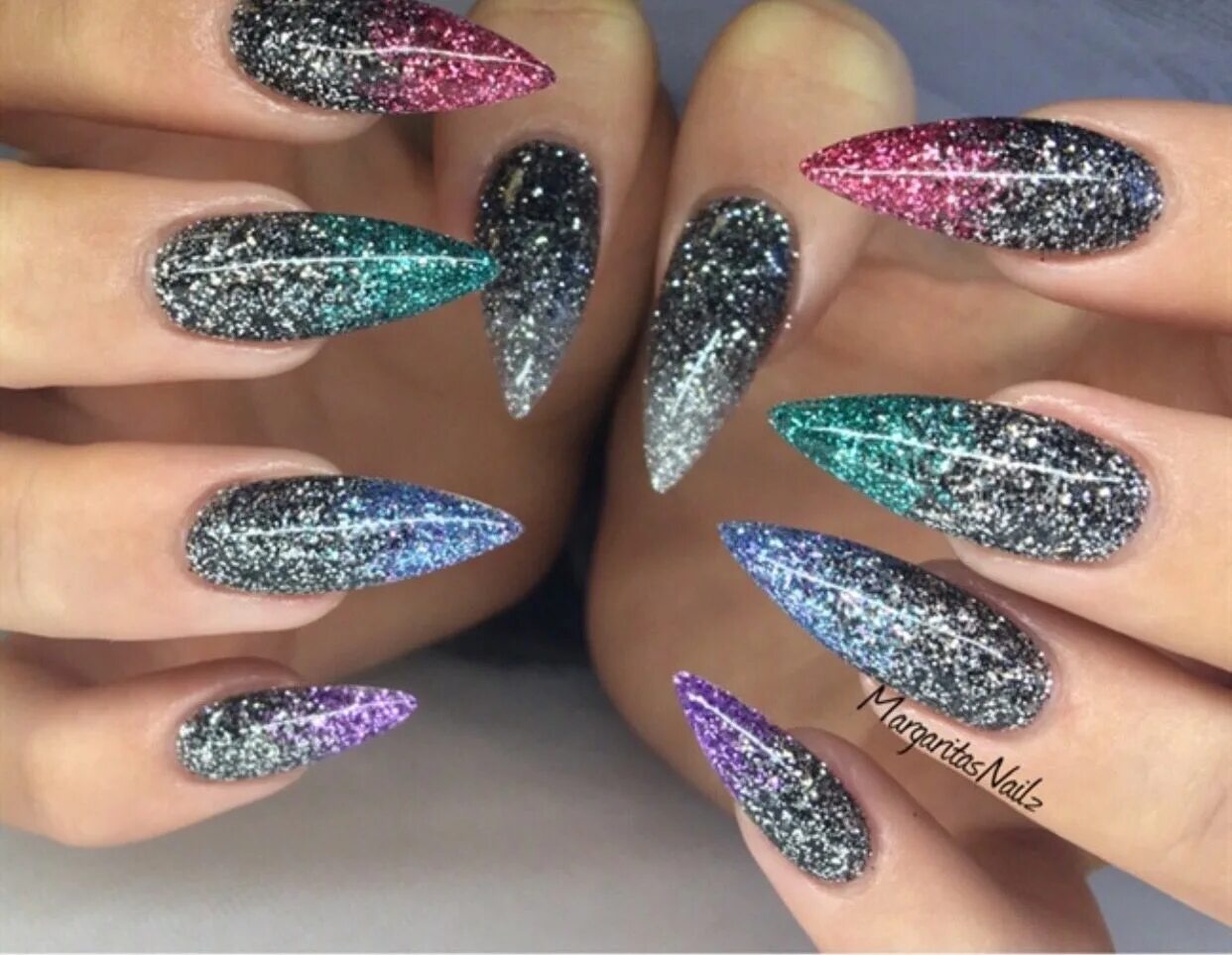 Острый маникюр с блестками. Омбре глиттер маникюр миндаль. Острые ногти с блестками. Длинные ногти с блестками. Маникюр с блестками острые ногти.