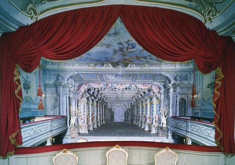 Театр стиля. Театр барокко 17 века. барочный театр чешский крумлов. театр барокко 17 века декорация. занавес эрмитажного театра.