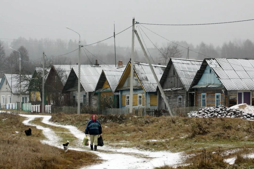 В 2 соседних деревнях. Деревня Кирово Псковский район. Волженец Псковский район. Деревня Кирова Псковская область. Деревни Псковской области.