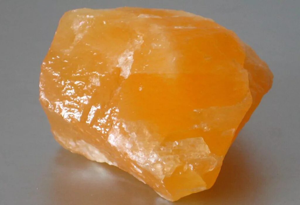 Блеск минералов. Оранжевый кальцит камень. Жёлтый кальцит минерал. Желтый кальцит камень. Сердолик халцедон кварц.