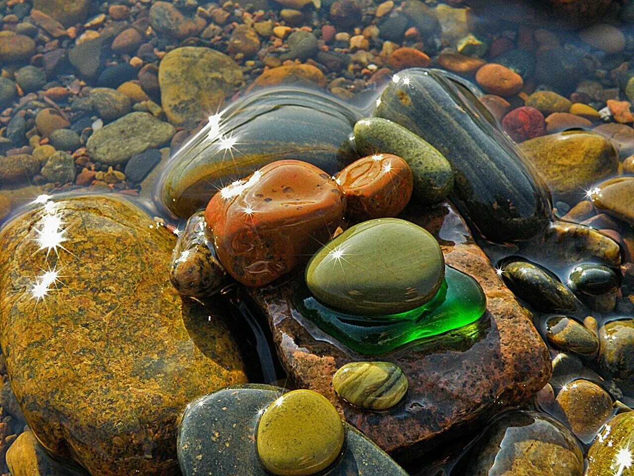 Байкальские Самоцветы камешки. Красивые камушки. Камни на дне моря. Красивые морские камни.