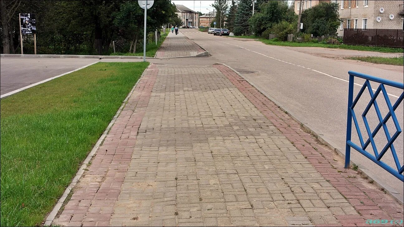 Как писать тротуар или тратуар. Тротуар у дороги. тротуар вид с боку. дорога совмещенная с тротуаром. пешеходная дорожка в плитах по улице.