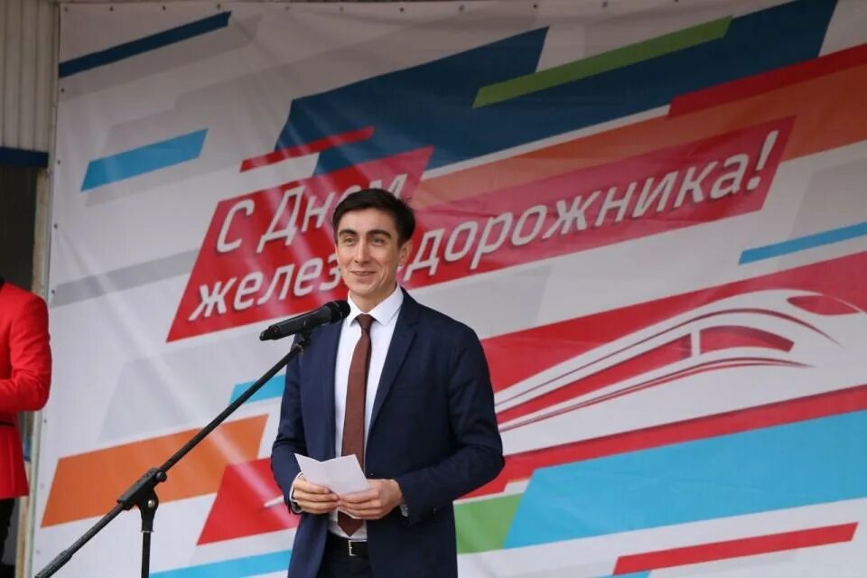 Блондинка рада продемонстрировать навык сосания для агента