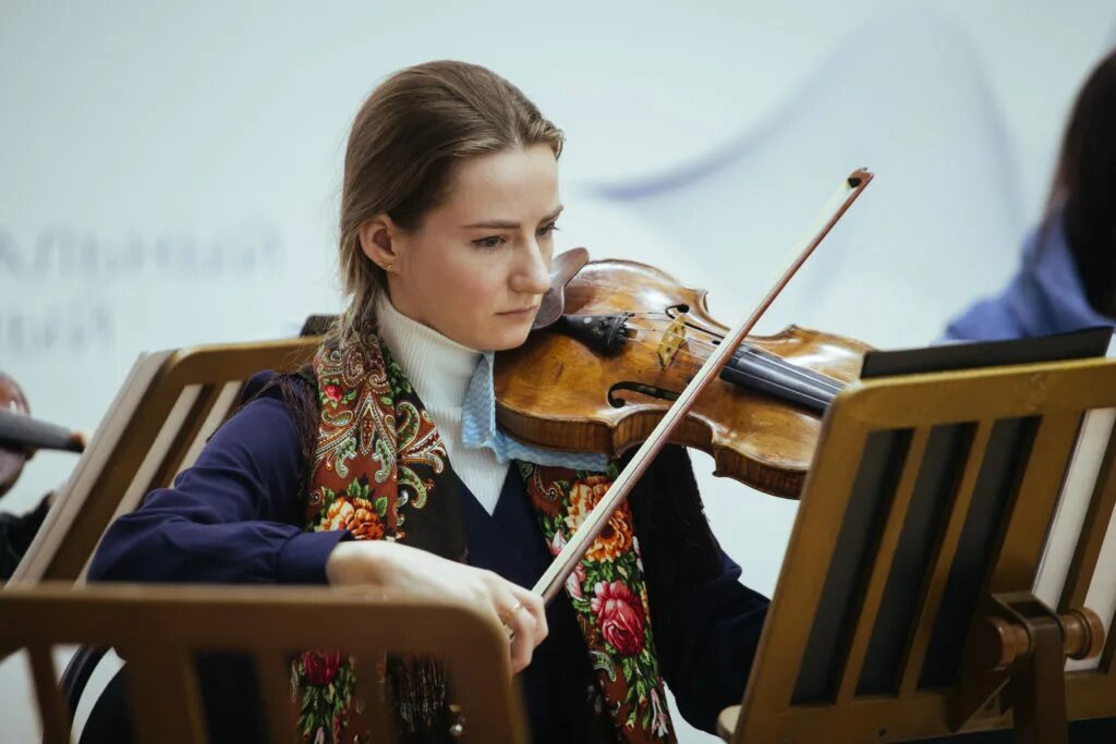 1 скрипка значение. Первая скрипка. Скрипачка первая. Первая скрипка в оркестре. Первые скрипачи.