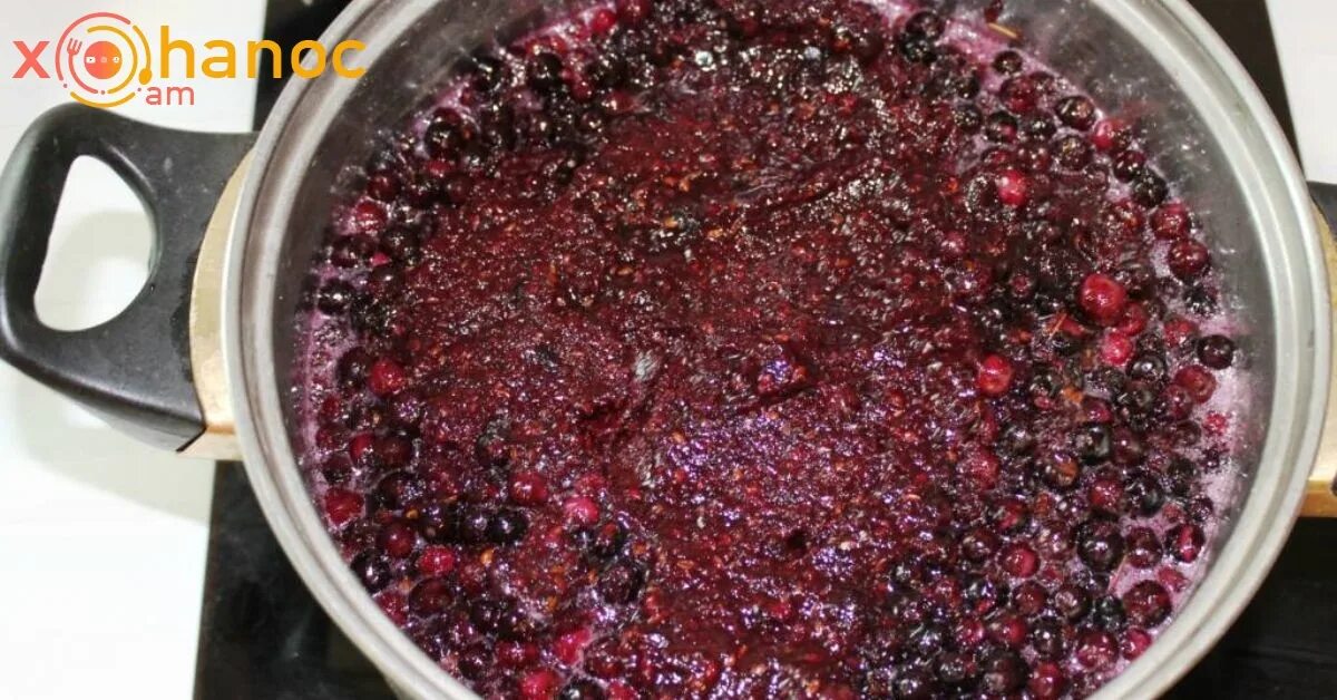 Земляничное варенье. Варенье из лесной клубники. Варенье из ирги вкусное. Варенье из земляники лесной. Клубника лесная варенье.