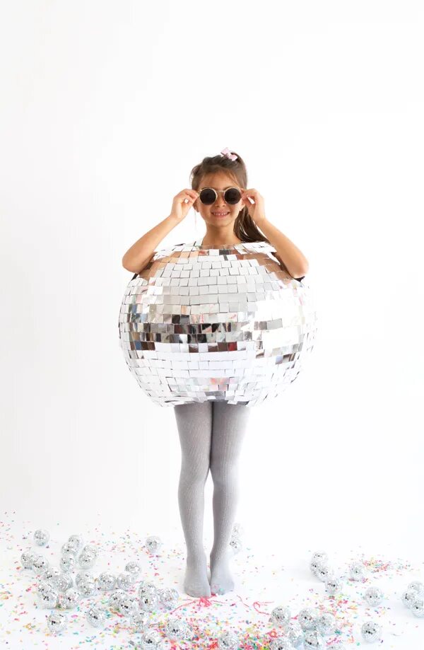 Костюм в шаре. Костюм диско шара. Платье диско шар. Костюм дискотечный шар. Зеркальный шар костюм.