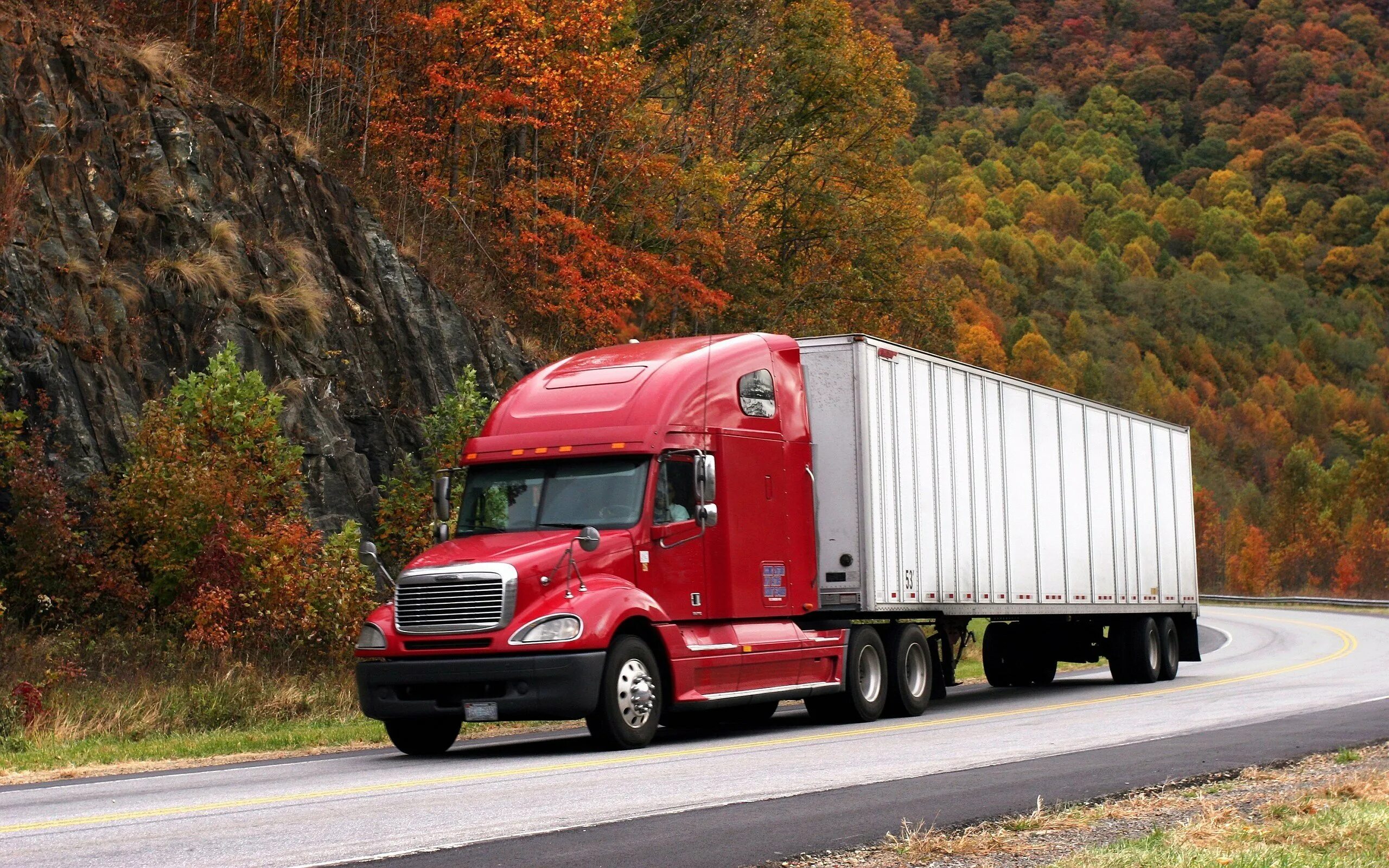 Грузовые автомобили ищу работу автомобиля. Freightliner. Freightliner Semi Truck. Freightliner бортовой. Фредлайнер красный.