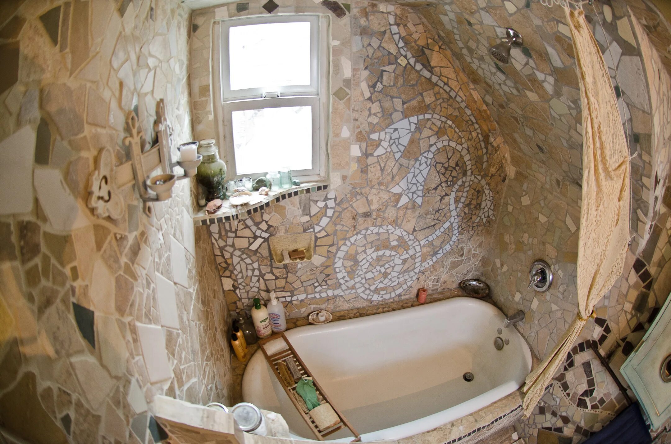 Сделать плитку своими руками ванной. Мозаика из битой плитки ванна комната. Отделка старой ванной комнаты. Битая плитка в интерьере ванной комнаты. Декорирование старых стен в ванной.