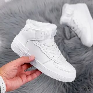 Белые зимние кроссовки женские