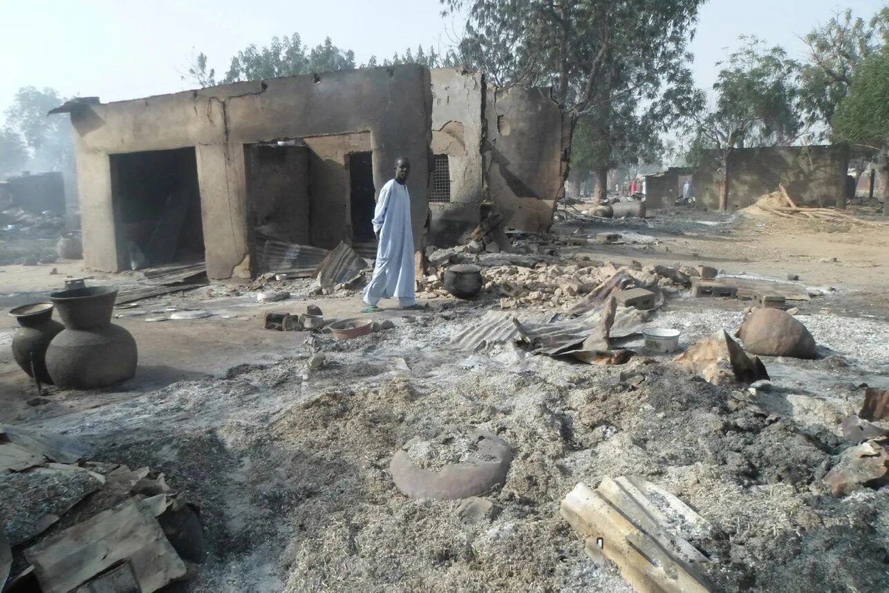 Нападение на деревню. Атака Боко-харам в Нигерии. Более 300 погибших. Атака Боко-харам в Нигерии теракт. Атака Боко-харам в Нигерии 5-6 мая 2014. Атака Боко-харам 6 мая 2014.