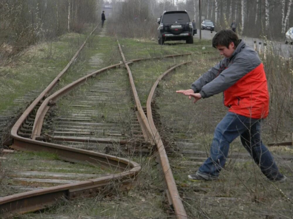 Нестандартные пути. Выброс пути. Выброс пути на ЖД. Гнутые рельсы. Выброс рельсов.