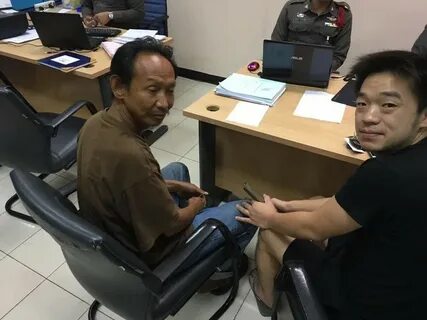 Отец совершил несколько будничных движений достал бумажник