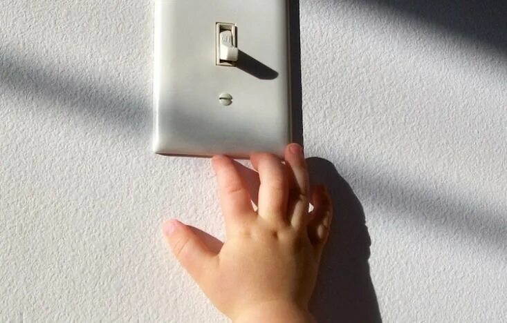 Ребенок выключает свет. Рука выключает свет. Switch, который сам выключает свет. Turn off means
