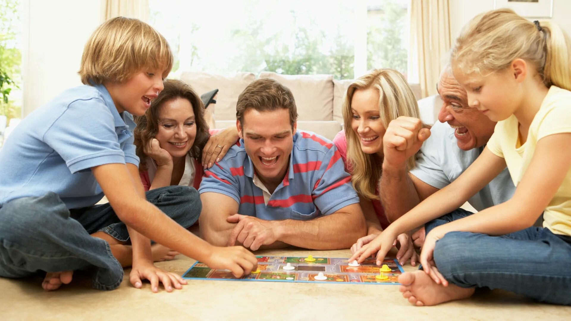 Семейные игры. Семья играет в настольные игры. Общение в семье. Настольная игра «о семье».