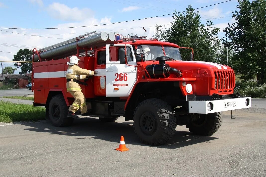 зил 131 аварийная служба icm 1/35. газ 3309 аварийная служба внутри. 204 псц отряд. пожарная часть карпинск. аварийная служба хотьково.