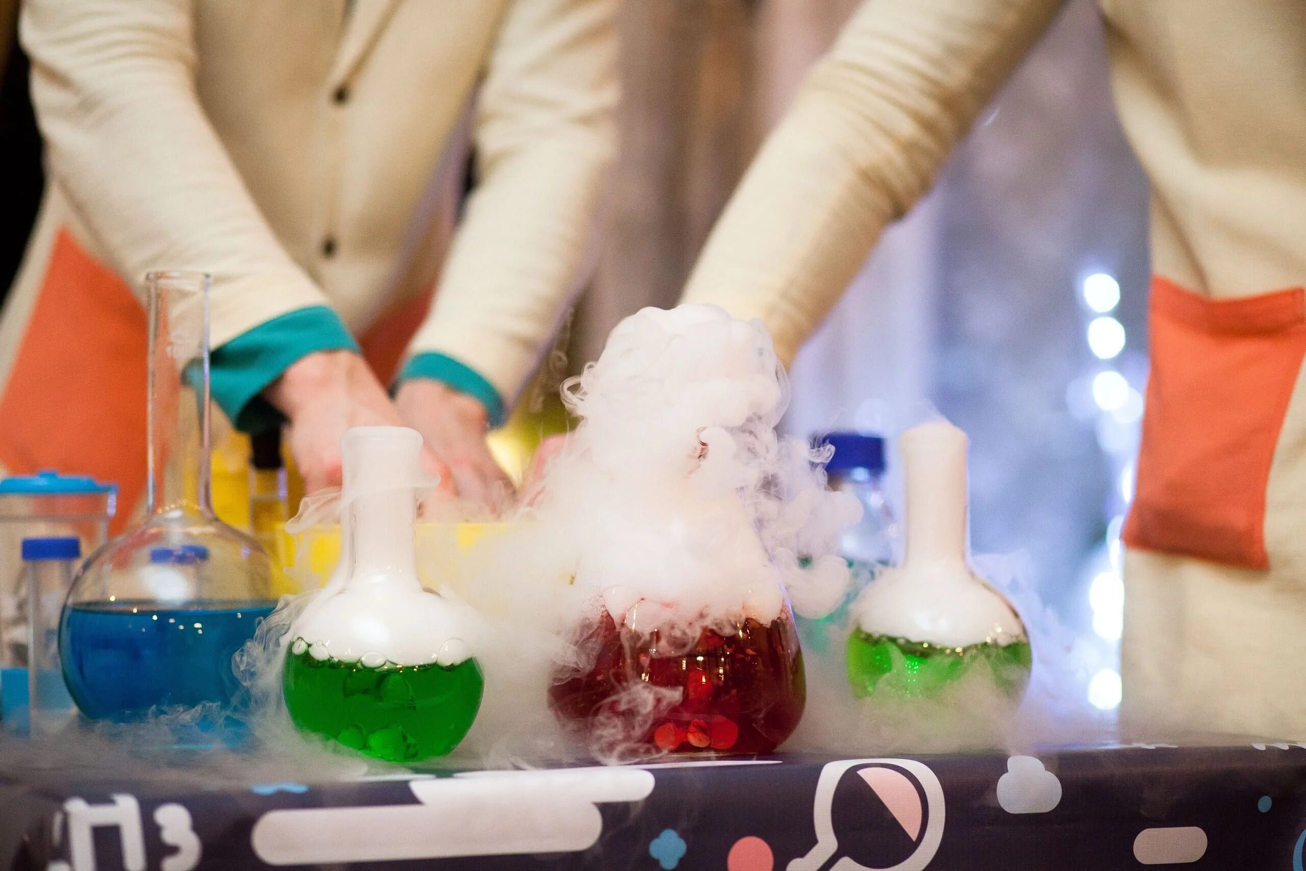 Азот шоу. Шоу с сухим льдом. В москве аниматор жидкий азот. Крио шоу с жидким азотом. Арт наука крио шоу.