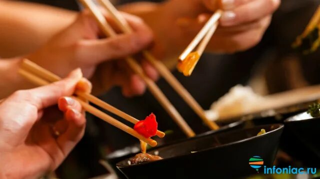 Палочки для еды. Китаец ест суши палочками. Китайцы едят палочками. Палочки для роллов. Как есть рис палочками