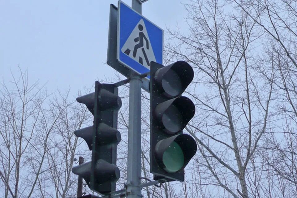 Работа светофоров тюмень. Старый светофор. Работа светофоров тюмень. Светофор в городе. Тюмень светофор дорога.