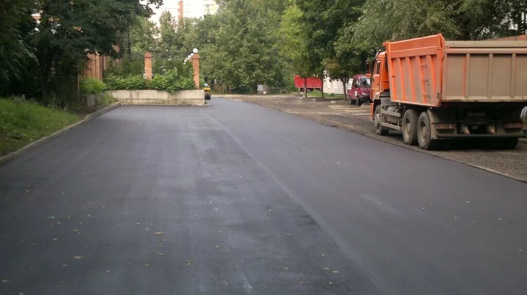 Асфальтная дорога. Асфальтировать дороги москва. Дорожное покрытие асфальт. Асфальтирование дорог в новосибирске и территорий новосибирск. Укладка асфальта.
