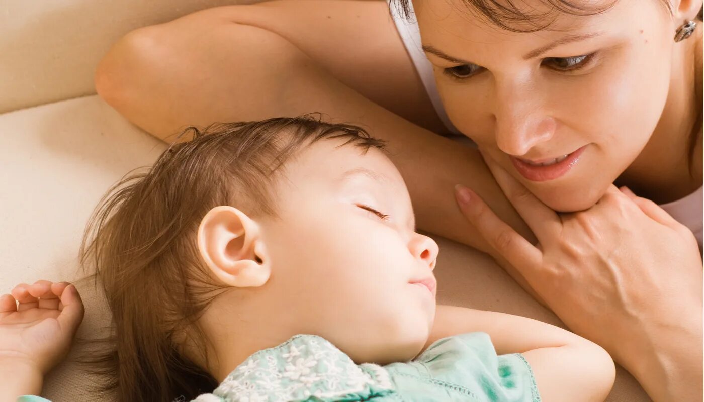 Ребенок просыпается. Не буди спящее дитя. Не буди спящее дитя. Воспитание детей арт. Девочка спит.