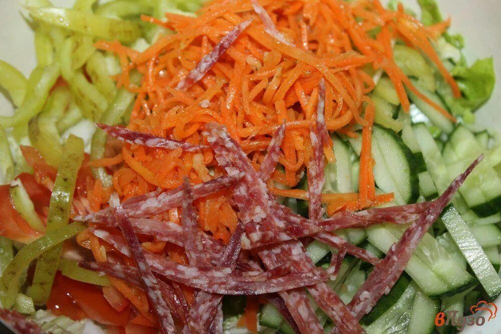 Корейская морковь помидоры кукуруза. Салат с морковью по-корейски и копченой колбасой. Салат Обжорка с колбасой и сухариками и корейской морковкой. Салат Обжорка с колбасой слоями. Салат морковь грудка перец