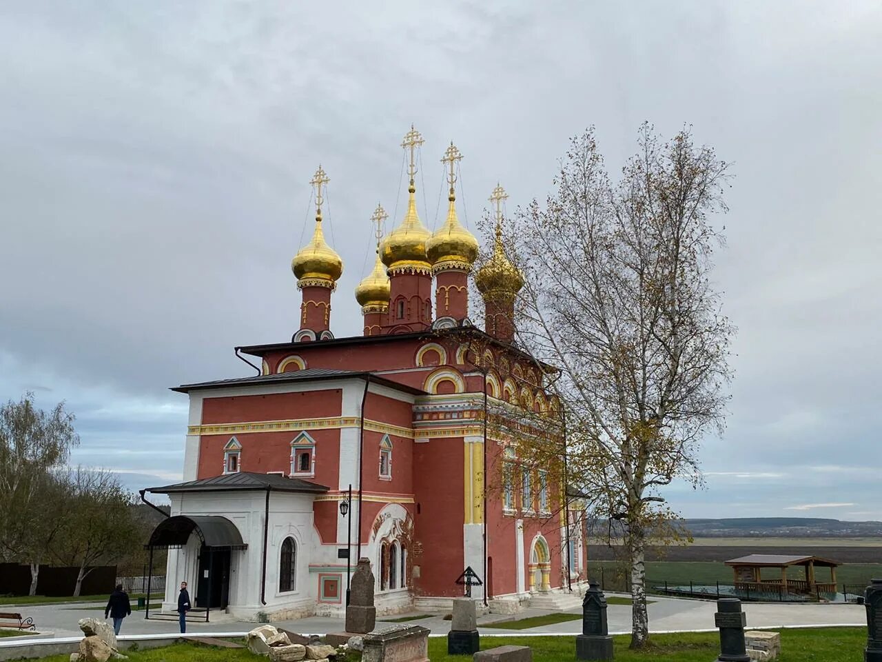 храм крестовоздвижения в митино священники. отец стахий в храме на пятницком шоссе. храм пятницкое шоссе 47. храм воздвижения креста господня в митино.