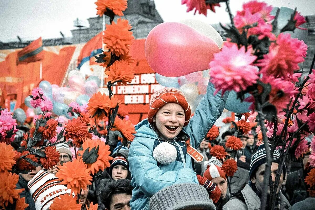 8 мая красный день. Дети на демонстрации. Демонстрация цветы. 7 Ноября демонстрация дети. Цветы для демонстрации 1 мая.