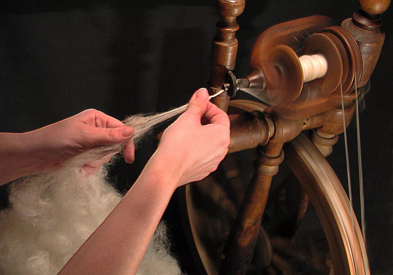 Прясть пряжу веретеном. Прялка городец пряха. Девушка с прялкой. Прясть нитки. Прясть пряжу.