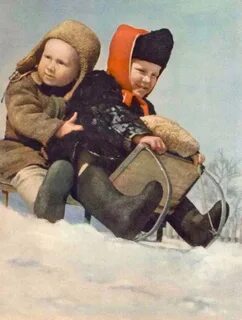 Снег санки шапки ушанки