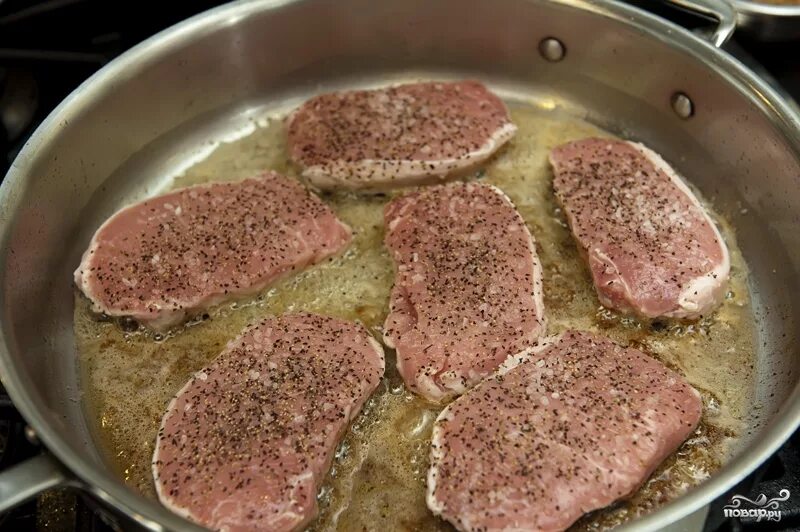 Свинина большим куском на сковороде. Мясо на сковородке. Свинину на сковороде. Мясо на сковороде свинина. Жареная свинина на сковороде.