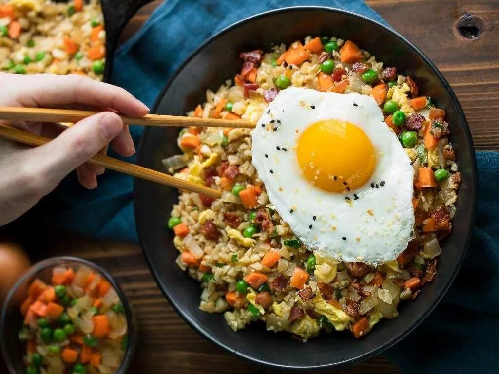 Жареный рис (Fried Rice). Фрайд Райс с яйцом и овощами. Жареный рис с яйцом по-китайски. Жареный рис с яйцом и овощами по-китайски. Как приготовить жареный рис по китайски