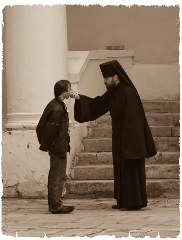 Священник благословляет. Благословение священника. Священник дает благословение. Священник и мальчик. Как попросить благословения