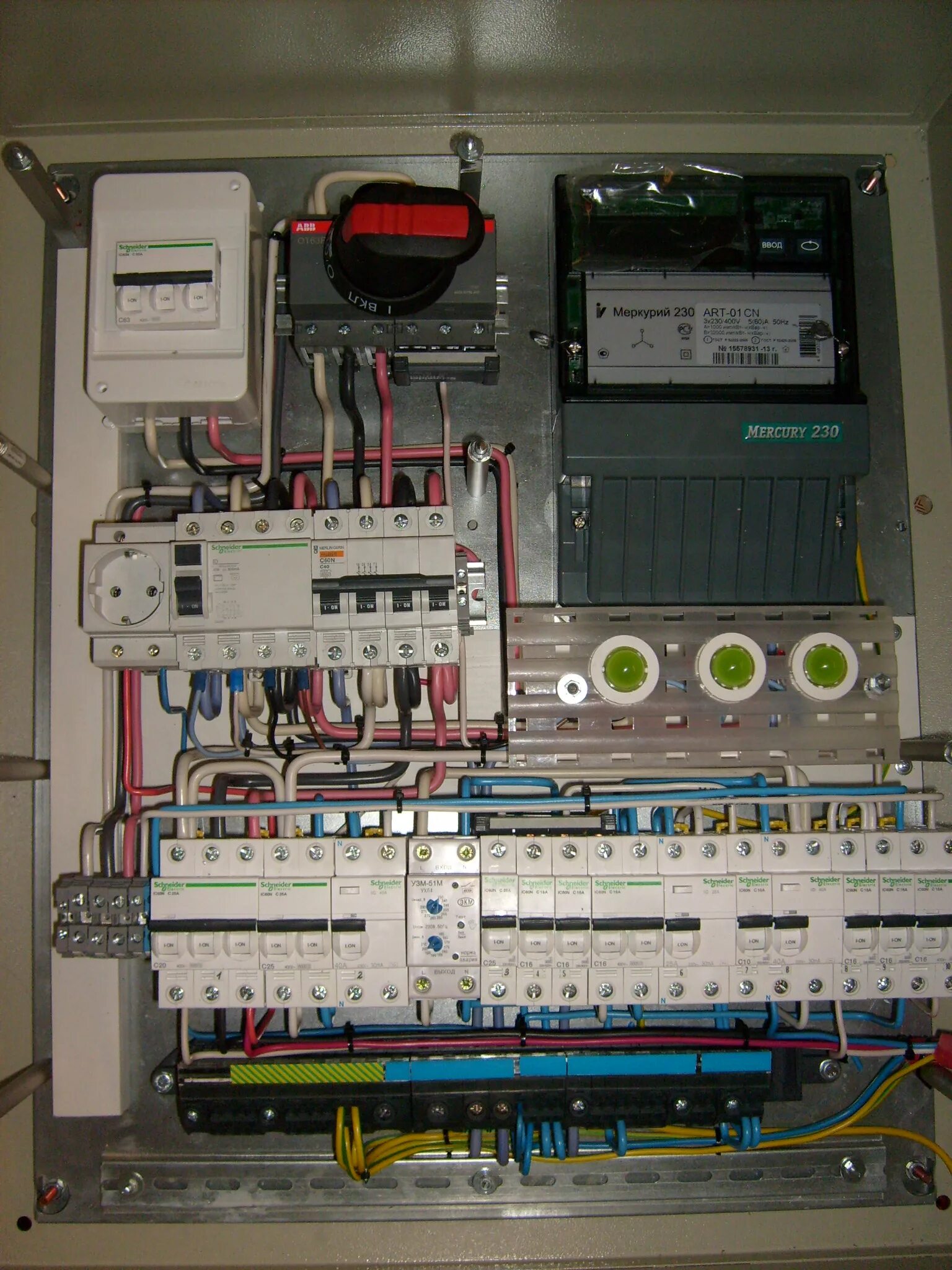 расключить квартирный щиток. собрать щиток дома. электрощит автоматов электрощит. электрощит 15 квт 380в. электро автоматы 220 в электрощиток.
