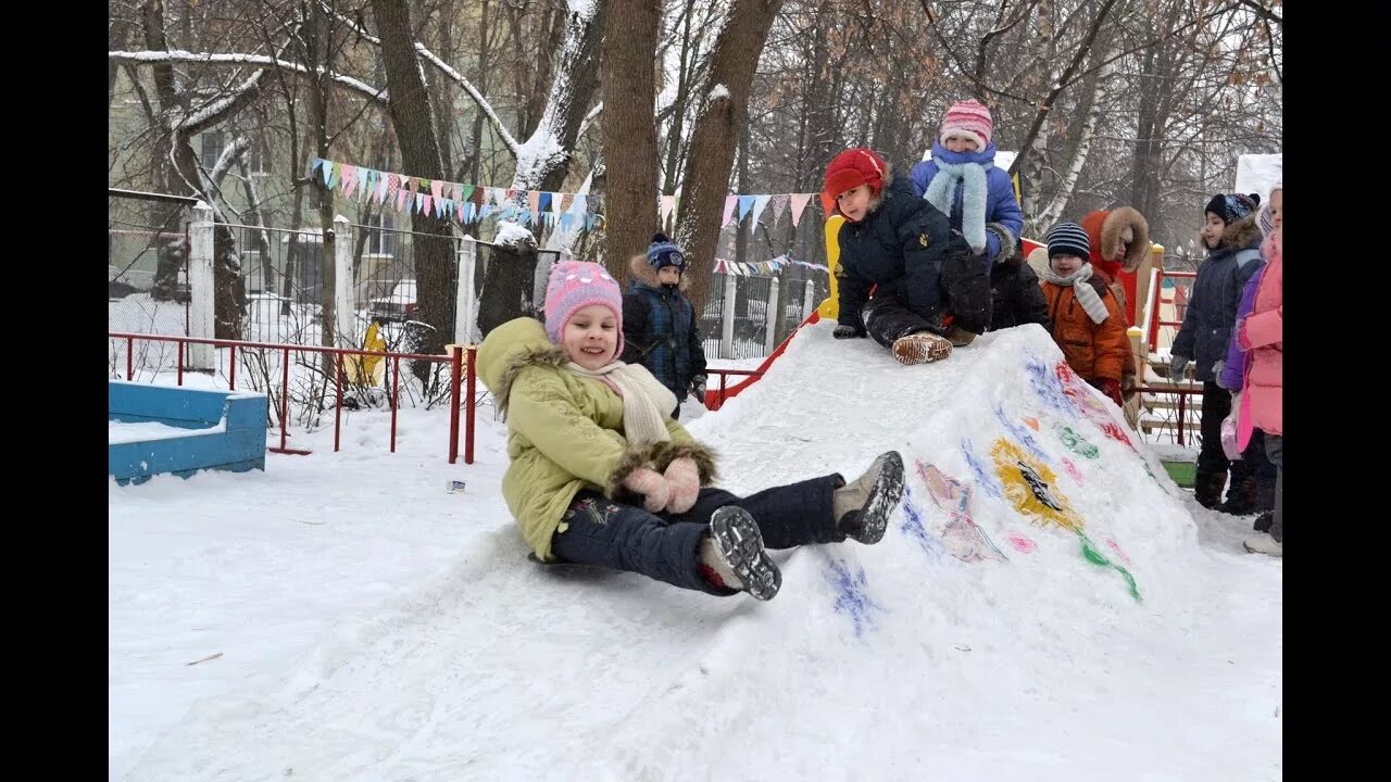 Горка алиса м. Дети играют на горке. Детская площадка с детьми. Дети на площадке. Катание с горки.