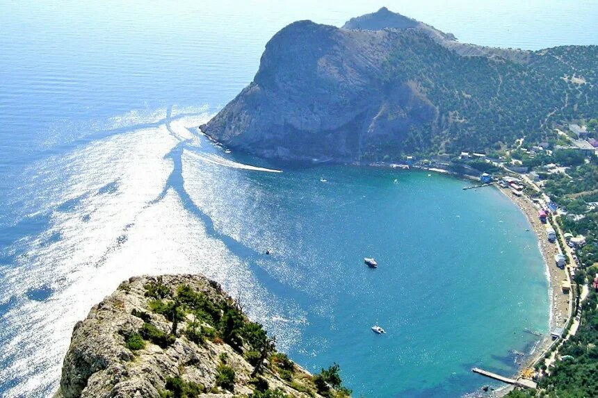 Курортный город судак. Курортная зона крыма. Южный берег крыма гурзуф. Южный берег крыма алушта. Набережная алушта курорт.