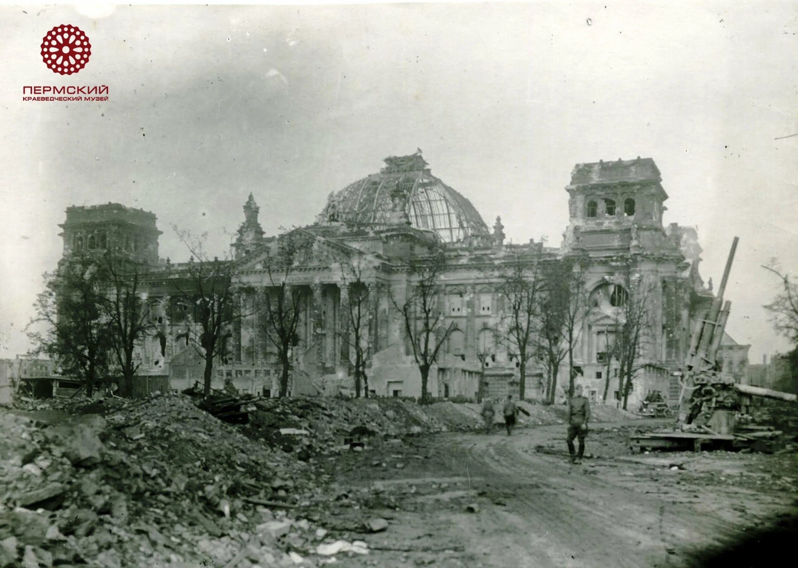 Разрушенный берлин. Штурм Рейхстага 1945. Рейхстаг в Берлине 1945. Разрушенный Рейхстаг 1945.