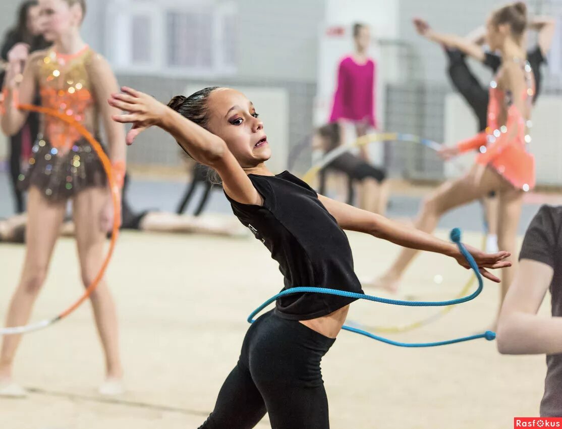 Гимнастические элементы со скакалкой. Гимнастки. Художественная гимнастика разминк. Гимнастика. Гимнастика.