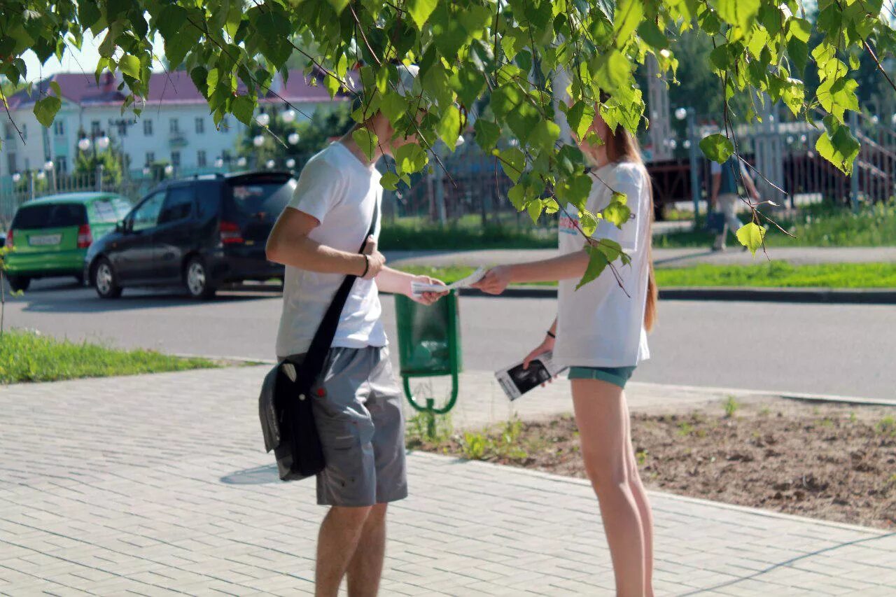 парень и девушка гуляют. фото людей зеленодольск. аэрозоль пара плюс от вшей. ходьба. ходить плюс пар.